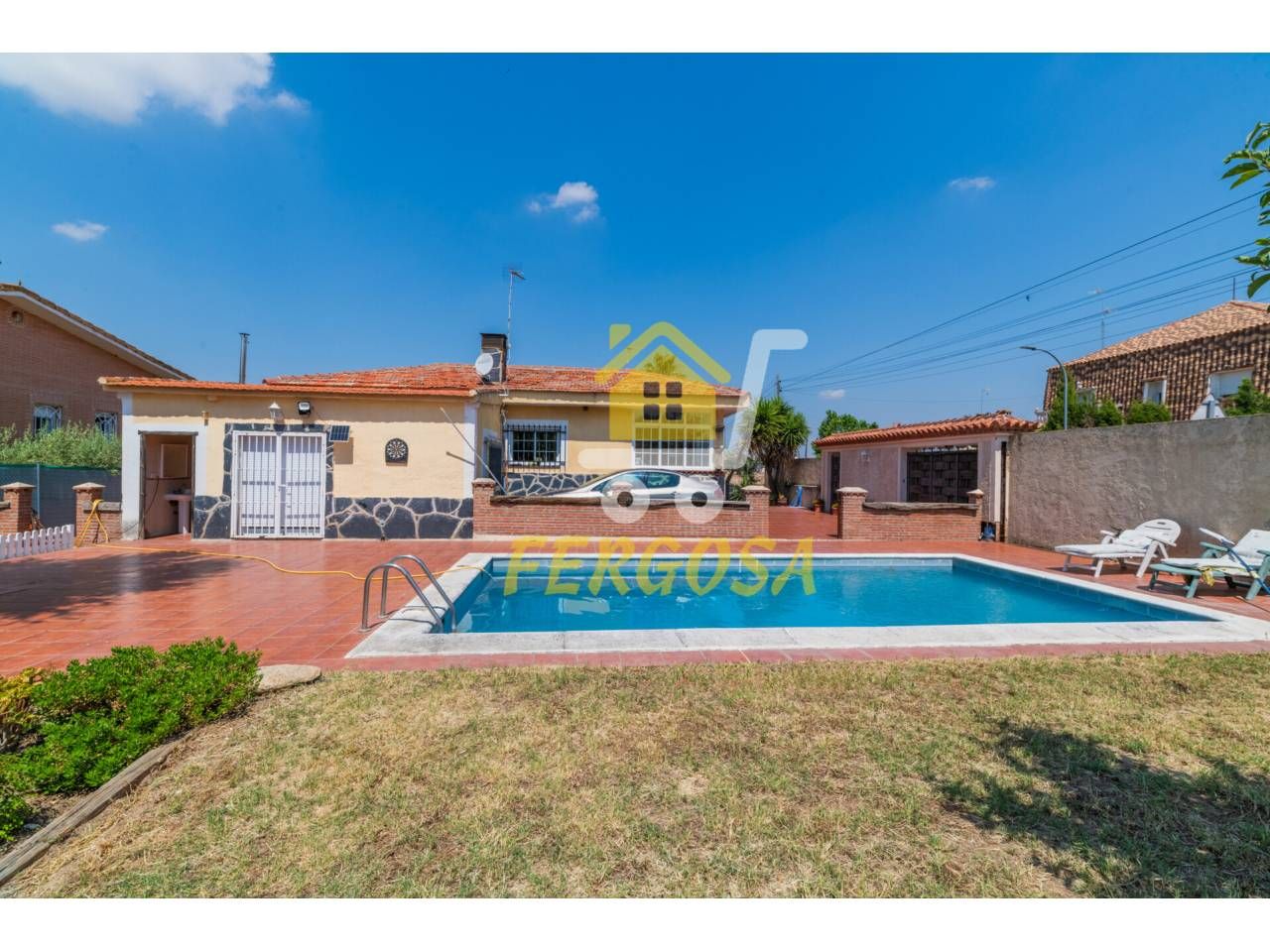 Vista exterior de Casa o xalet en venda en Casarrubios del Monte amb Aire condicionat, Calefacció i Jardí privat