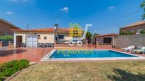 Vista exterior de Casa o xalet en venda en Casarrubios del Monte amb Aire condicionat, Calefacció i Jardí privat