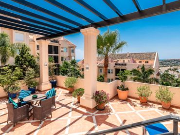 Baixos amb piscina en venda a Nueva Andalucía