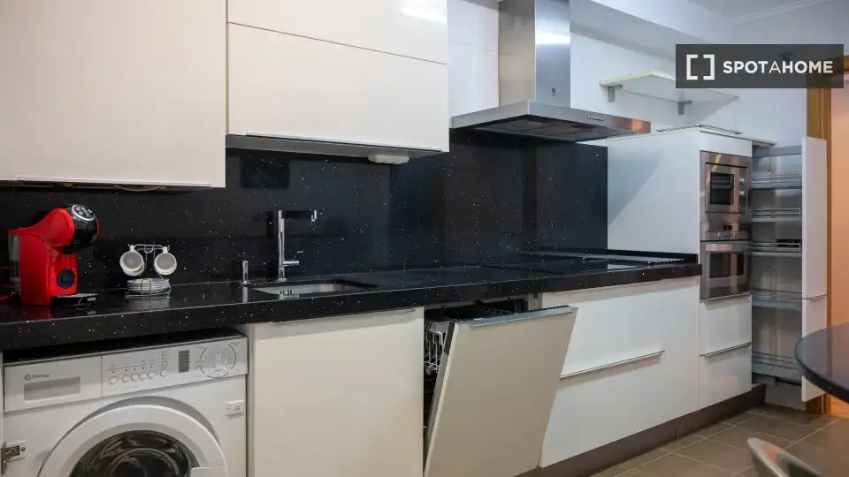 Cuina de Apartament per a compartir en Santa Cruz de Bezana amb Aire condicionat, Calefacció i Terrassa