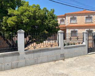 Vista exterior de Casa o xalet en venda en Cuerva amb Aire condicionat i Terrassa