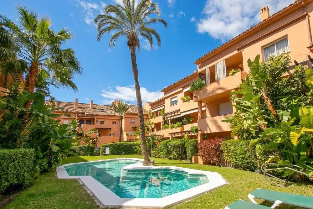 Vista exterior de Planta baja en venta en Marbella con Aire acondicionado, Terraza y Piscina