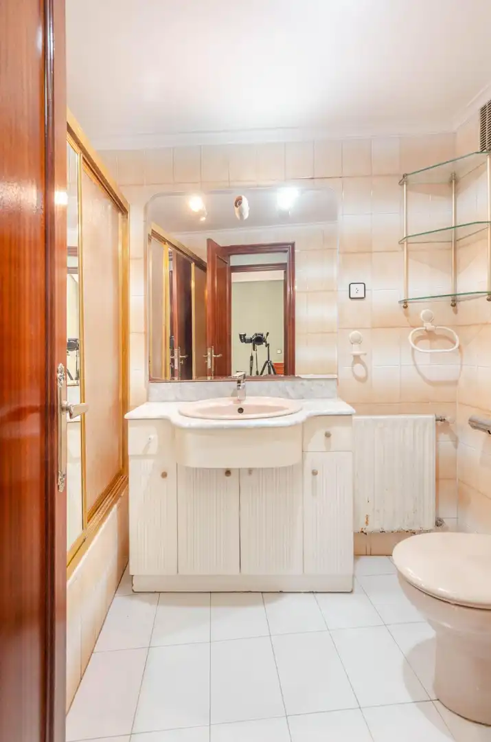 Bany de Apartament en venda en Oviedo  amb Calefacció, Terrassa i Balcó