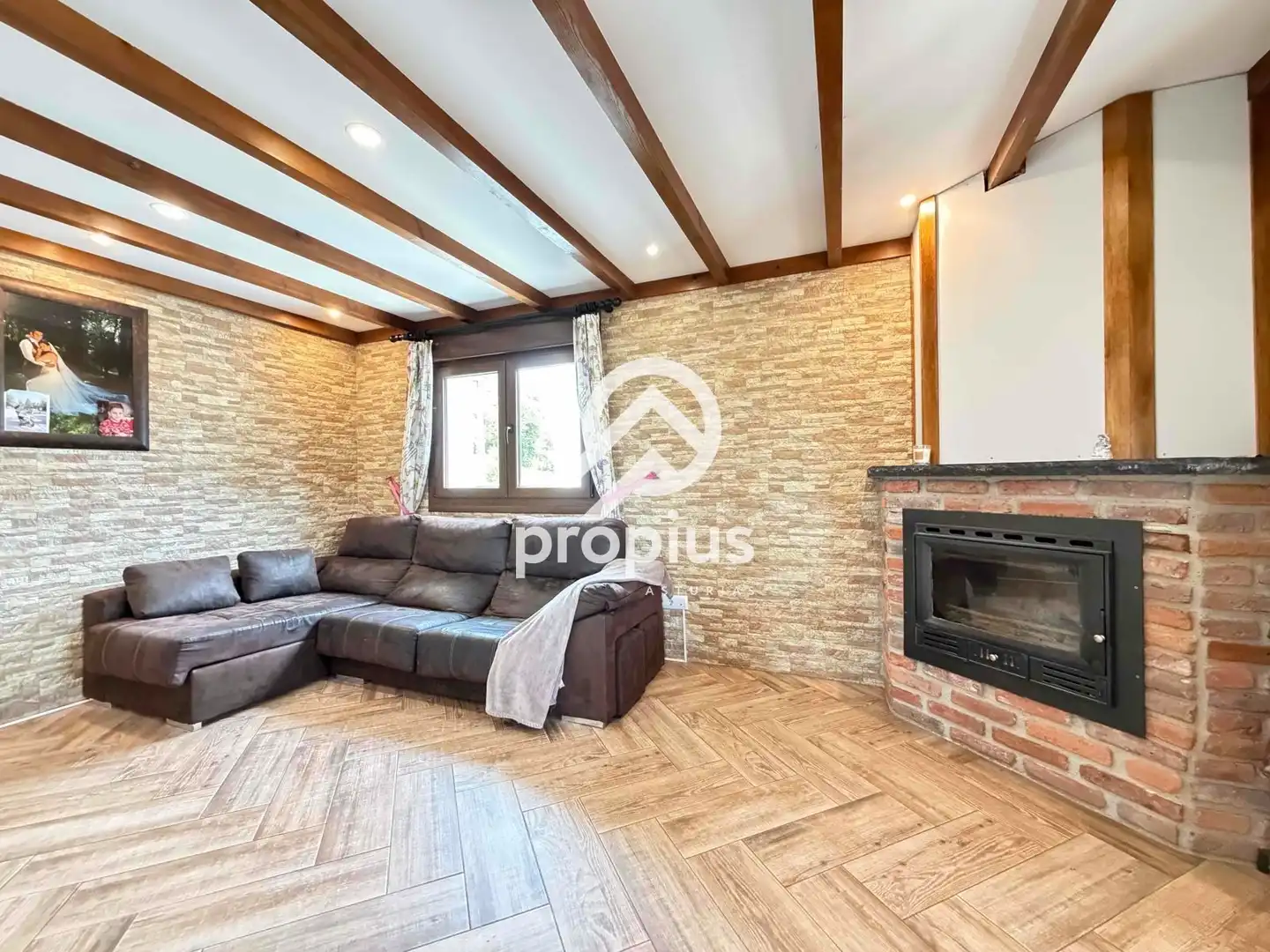 Sala d'estar de Casa o xalet en venda en Sariego amb Calefacció, Parquet i Traster