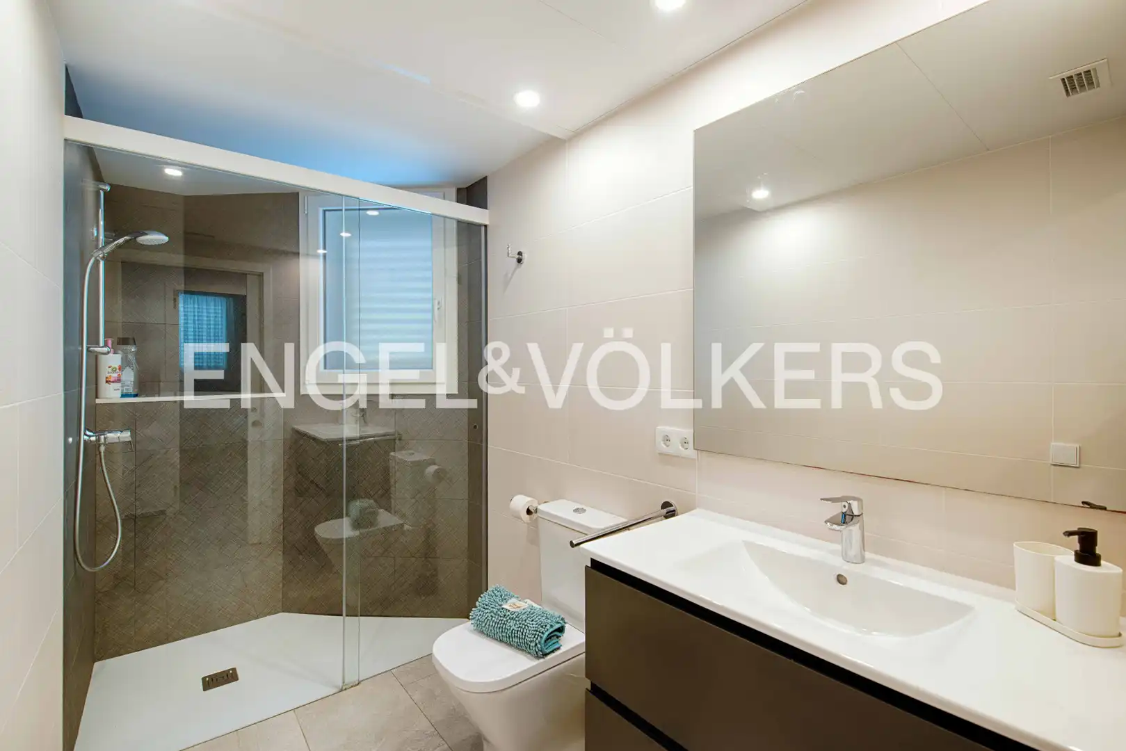 Badezimmer von Wohnung zum Verkauf in Cadaqués mit Klimaanlage, Heizung und Möbliert