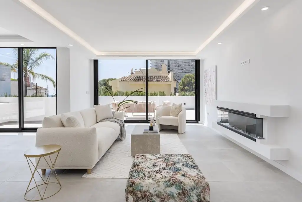 Sala de estar de Casa o chalet en venta en Marbella con Aire acondicionado, Jardín privado y Terraza