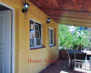 Vista exterior de Casa o xalet en venda en Posadas amb Aire condicionat, Jardí privat i Terrassa