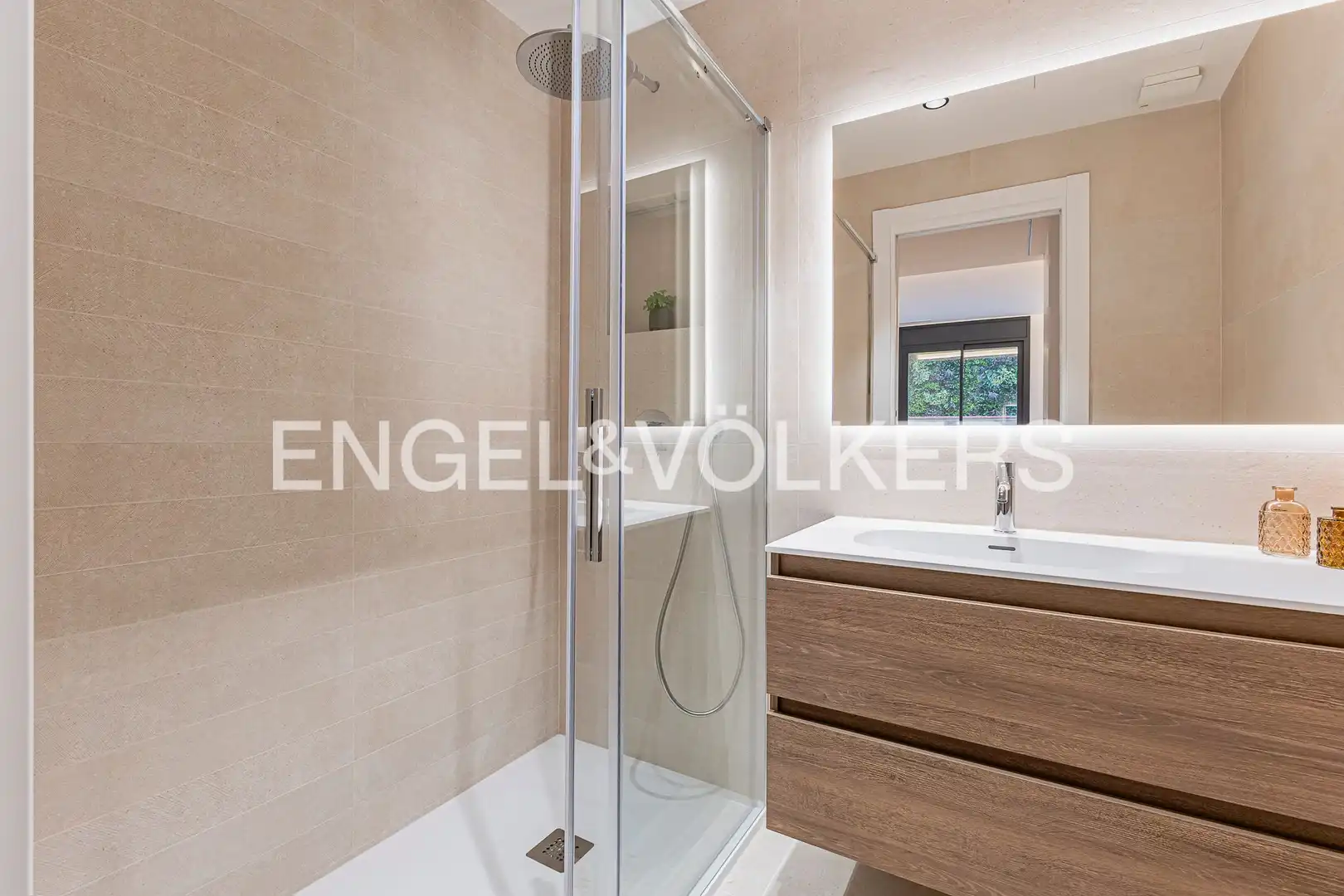 Badezimmer von Wohnung zum Verkauf in Barcelona mit Klimaanlage, Heizung und Privatgarten