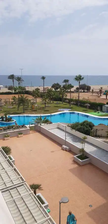 Piscina de Pis de lloguer en Roquetas de Mar amb Aire condicionat, Terrassa i Moblat