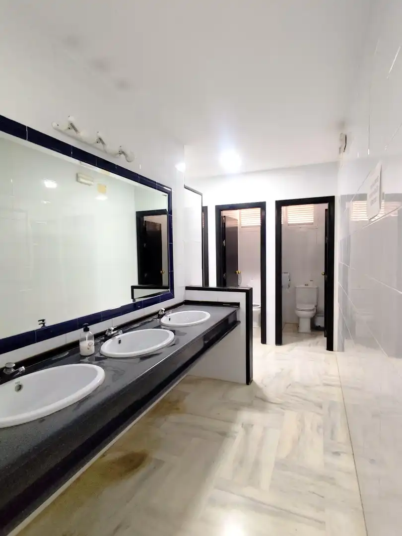 Badezimmer von Büro zum Verkauf in Sevilla mit Klimaanlage