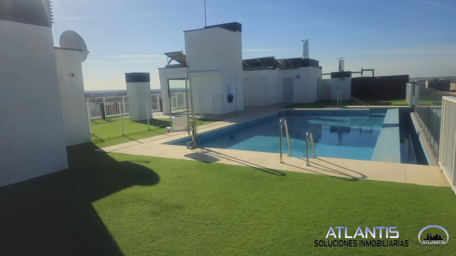 Swimming pool of Flat for sale in Sevilla  with Air Conditioner, Heating and Community pool