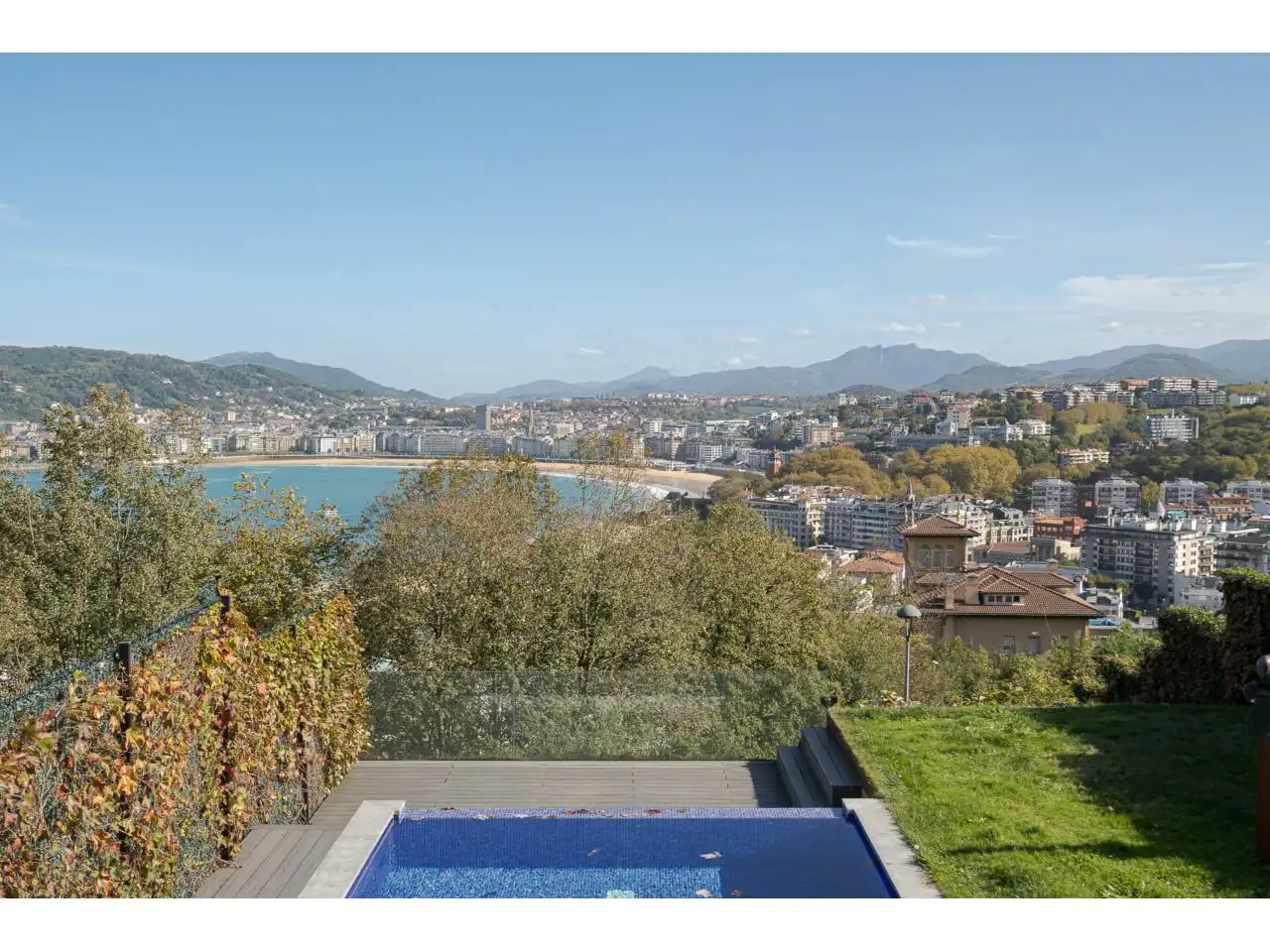 Piscina de Casa o xalet en venda en Donostia - San Sebastián  amb Calefacció, Jardí privat i Terrassa