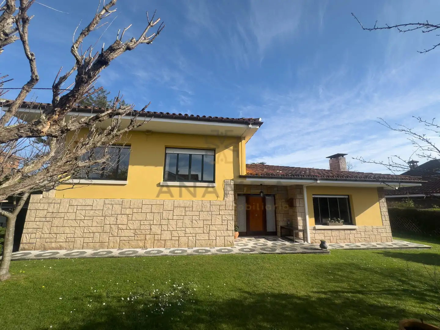 Vista exterior de Casa o xalet en venda en Gijón  amb Traster i Piscina