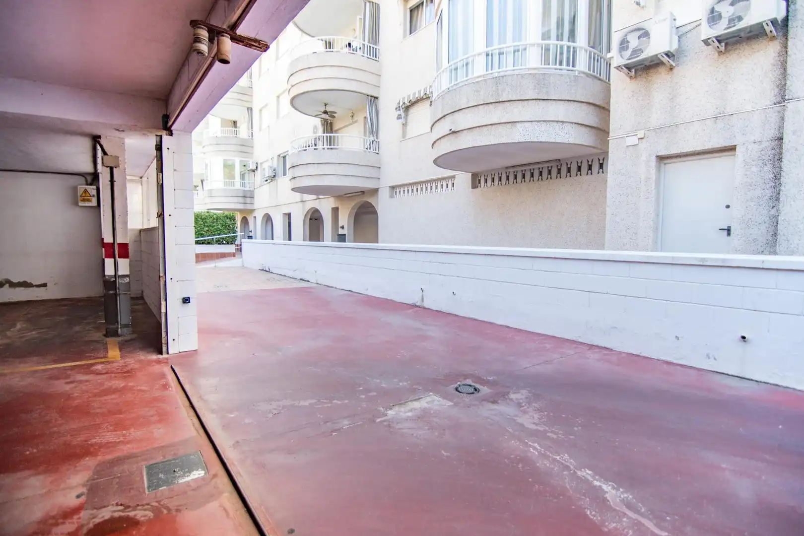 Parkplatz von Wohnungen zum Verkauf in Gandia mit Klimaanlage, Privatgarten und Terrasse