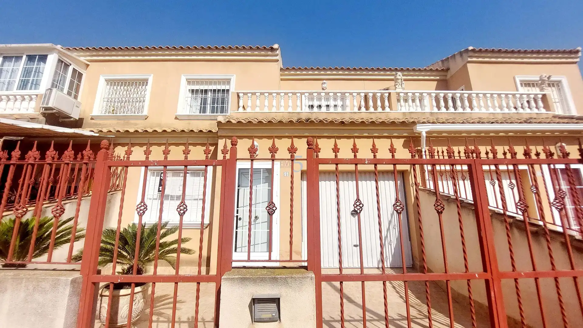 Vista exterior de Casa adosada en venda en Los Alcázares amb Terrassa, Moblat i Balcó