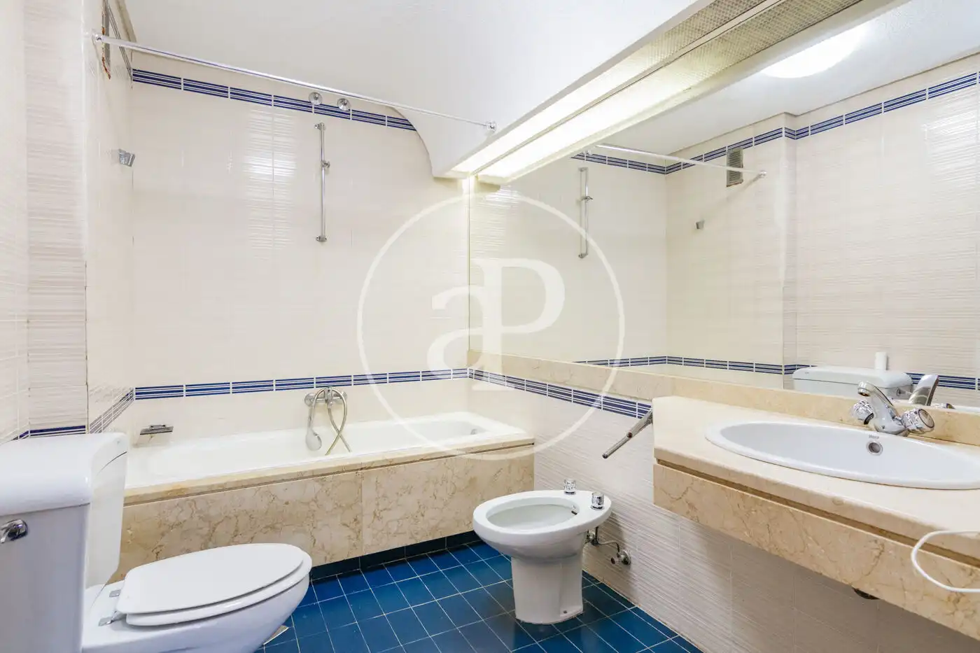 Baño de Piso en venta en Madrid con Calefacción, Jardín privado y Terraza