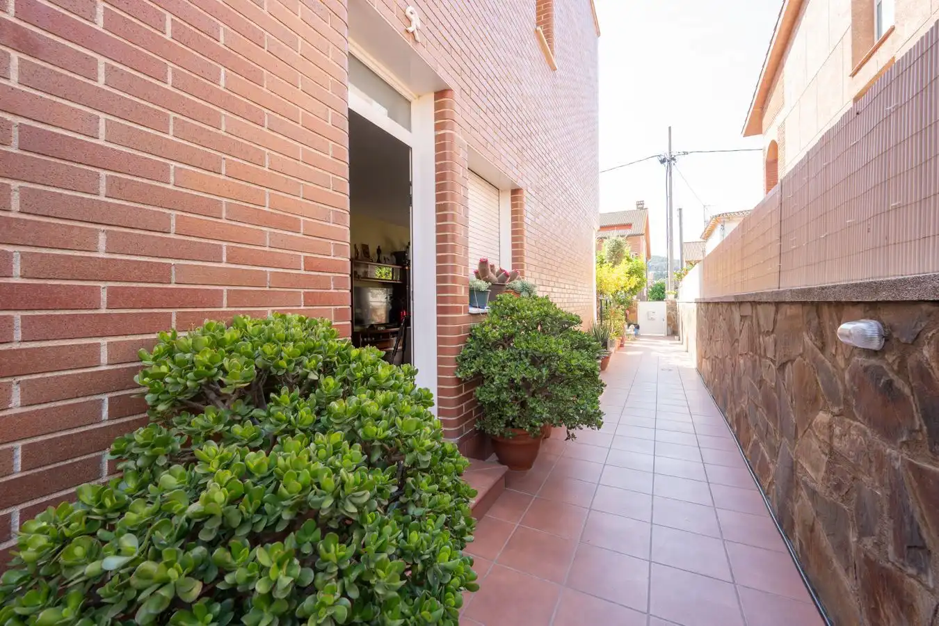 Vista exterior de Casa adosada en venda en Montcada i Reixac amb Calefacció, Jardí privat i Terrassa