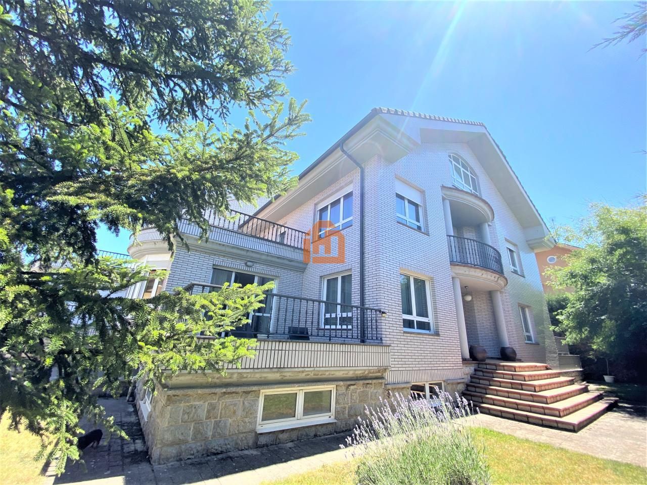 Exterior view of Single-family semi-detached for sale in León Capital   with Heating, Private garden and Parquet flooring