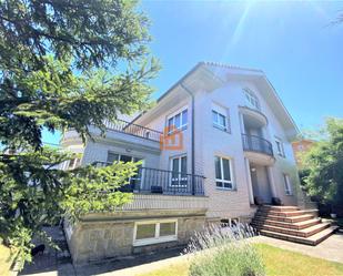 Vista exterior de Casa adosada en venda en León Capital  amb Calefacció, Jardí privat i Parquet