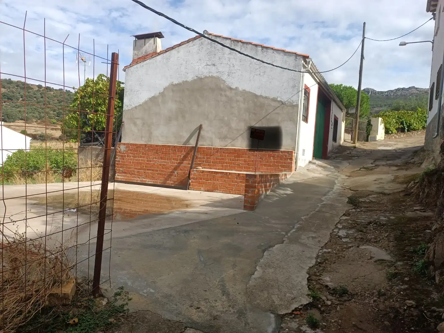 Vista exterior de Garatge en venda en Berzocana, Cáceres