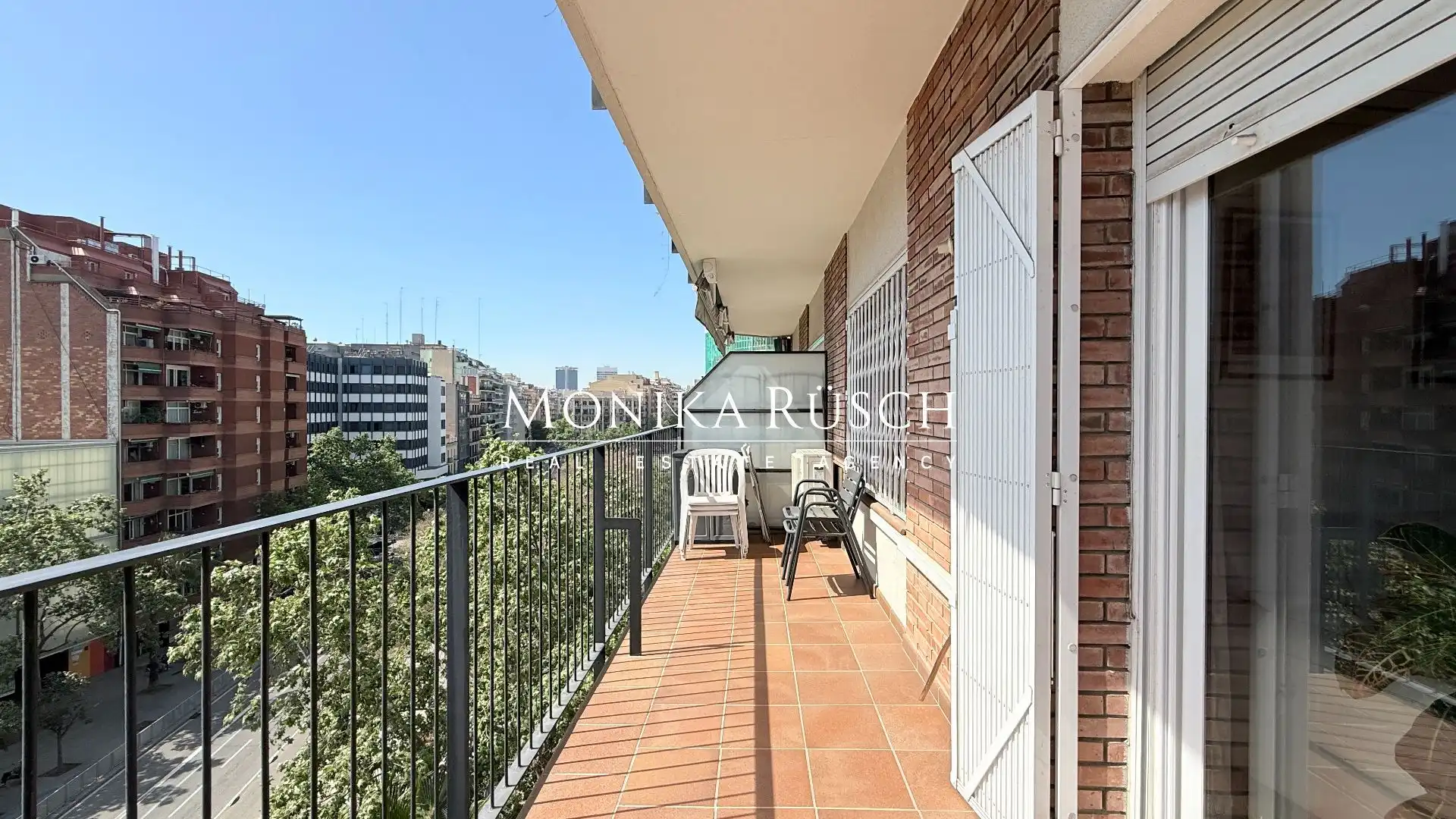 Außenansicht von Wohnung zum Verkauf in Barcelona mit Klimaanlage, Heizung und Terrasse