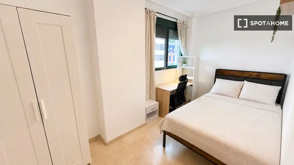 Bedroom of Flat for share in Valencia  with Air Conditioner, Heating and Furnished