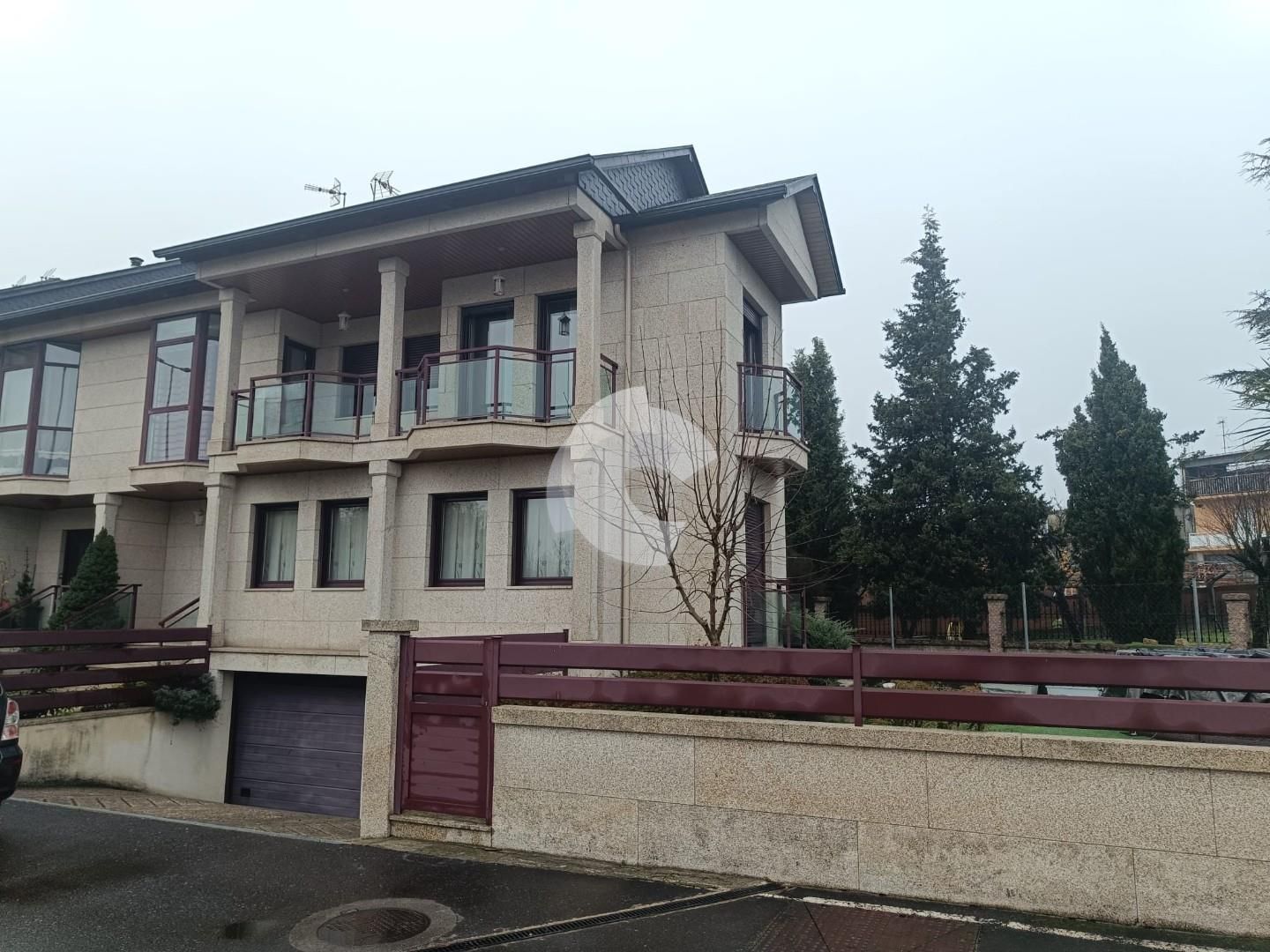 Vista exterior de Casa adosada en venda en San Cibrao das Viñas