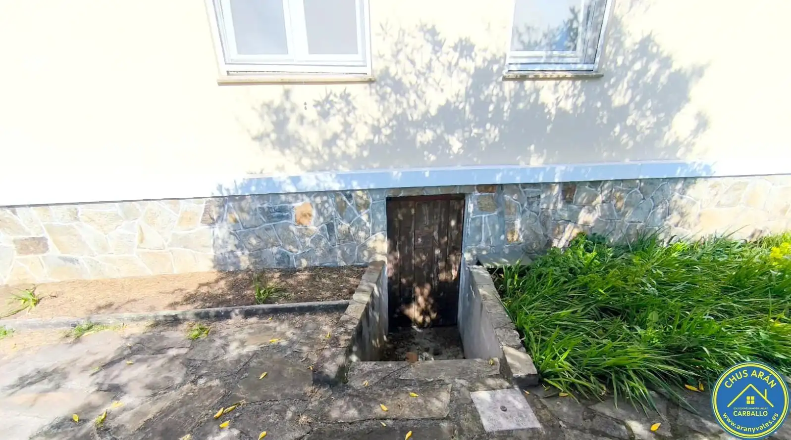Vista exterior de Casa o xalet en venda en Carballo amb Calefacció, Jardí privat i Moblat