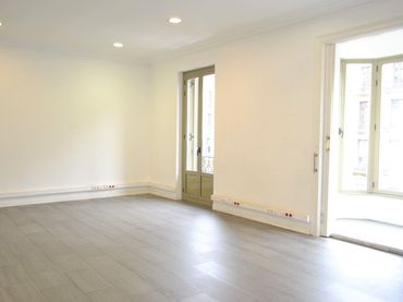 Office space with balcony to rent in Ronda de la Universitat 33