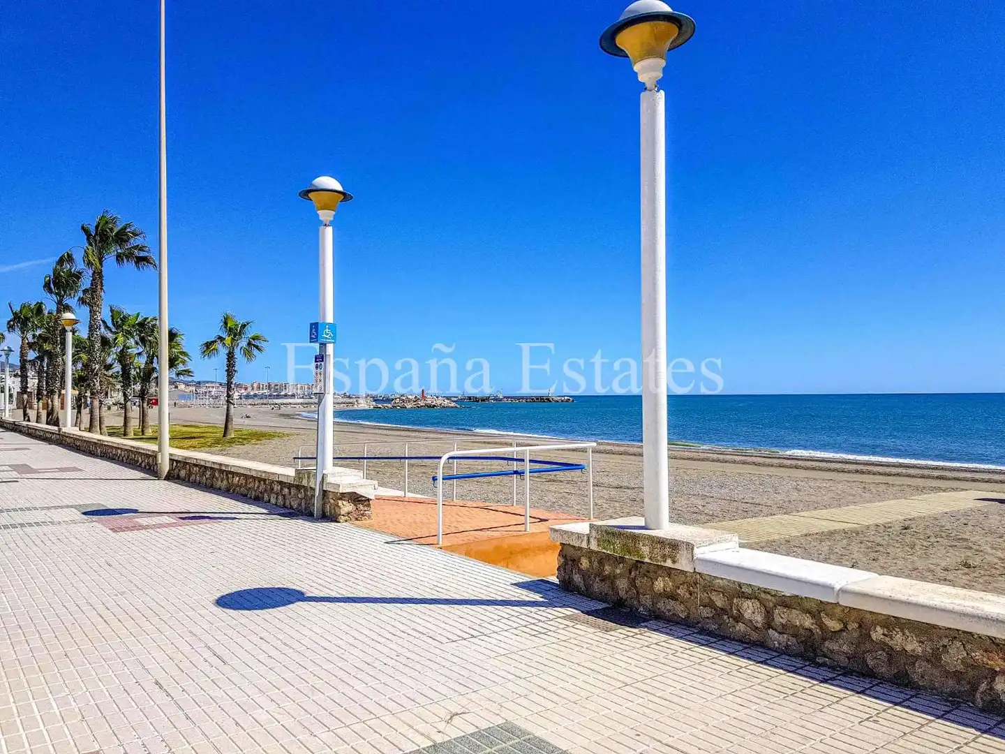 Vista exterior de Apartamento en venta en Vélez-Málaga con Piscina, Amueblado y Internet