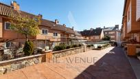 Vista exterior de Casa adosada en venda en Boadilla del Monte amb Aire condicionat, Calefacció i Jardí privat