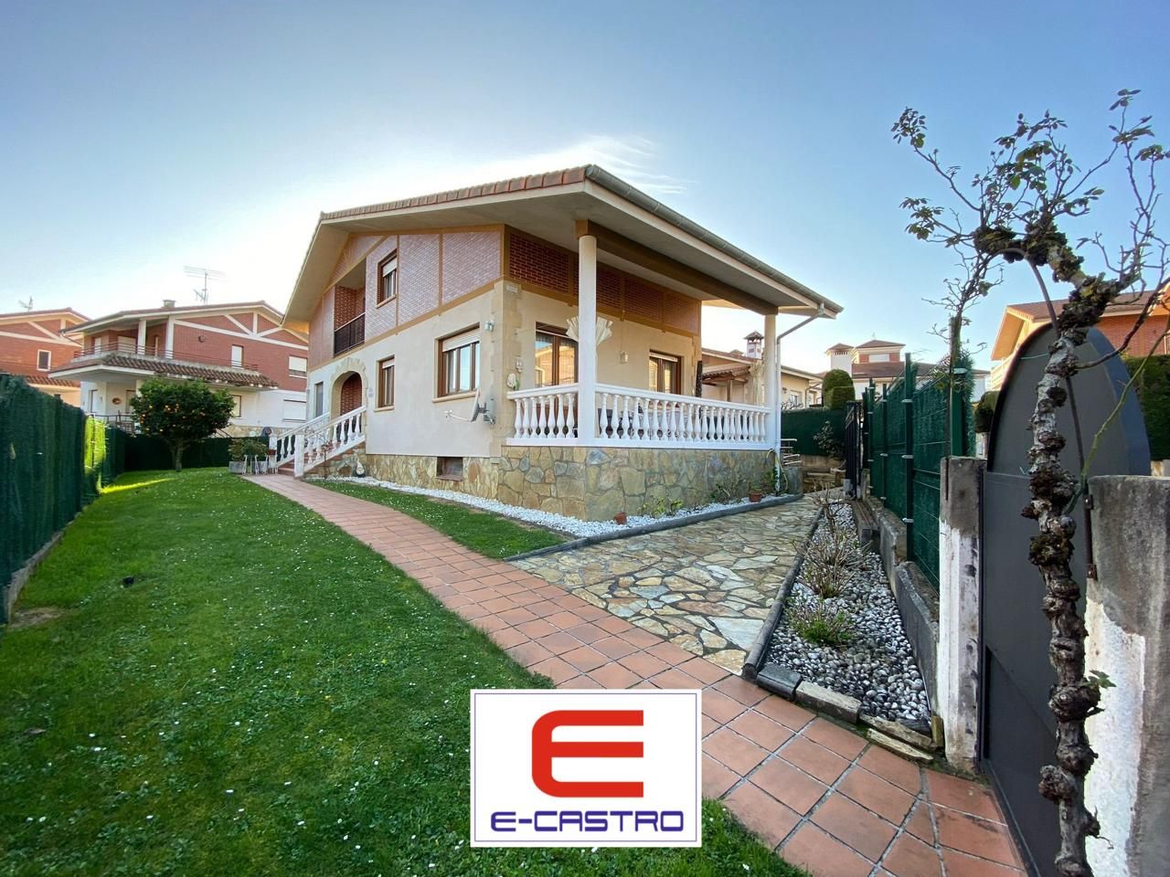 Vista exterior de Casa o chalet en venta en Castro-Urdiales con Calefacción, Jardín privado y Terraza