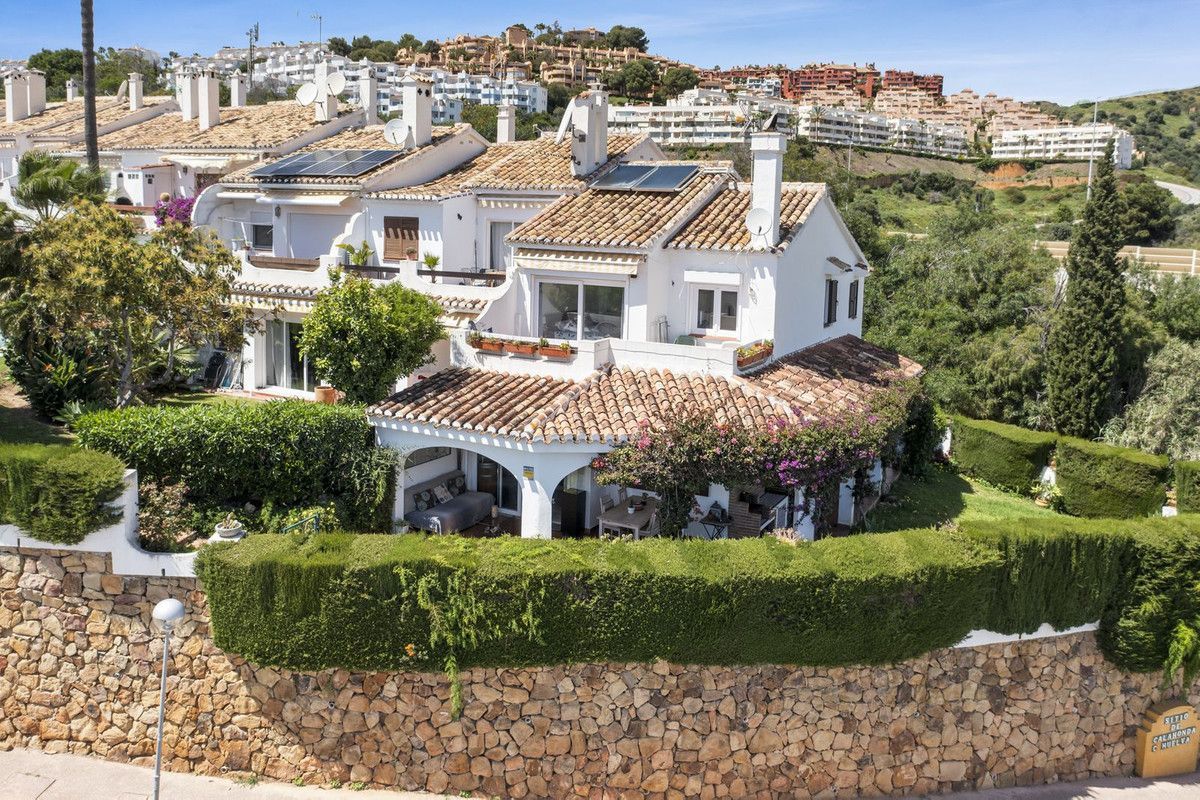 Vista exterior de Finca rústica en venda en Mijas amb Calefacció i Piscina comunitària