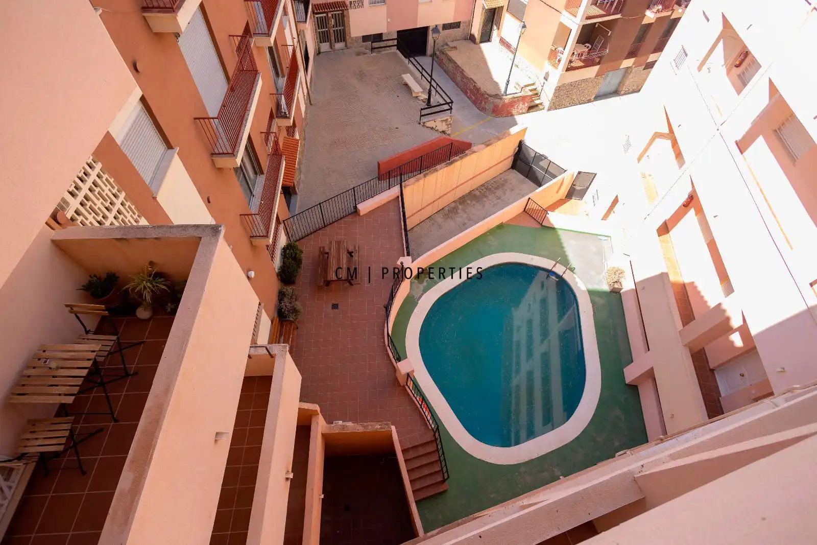 Vista exterior de Àtic de lloguer en Toràs amb Terrassa, Piscina i Moblat