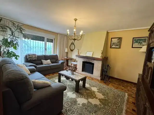 Sala d'estar de Casa o xalet en venda en Villaviciosa amb Balcó