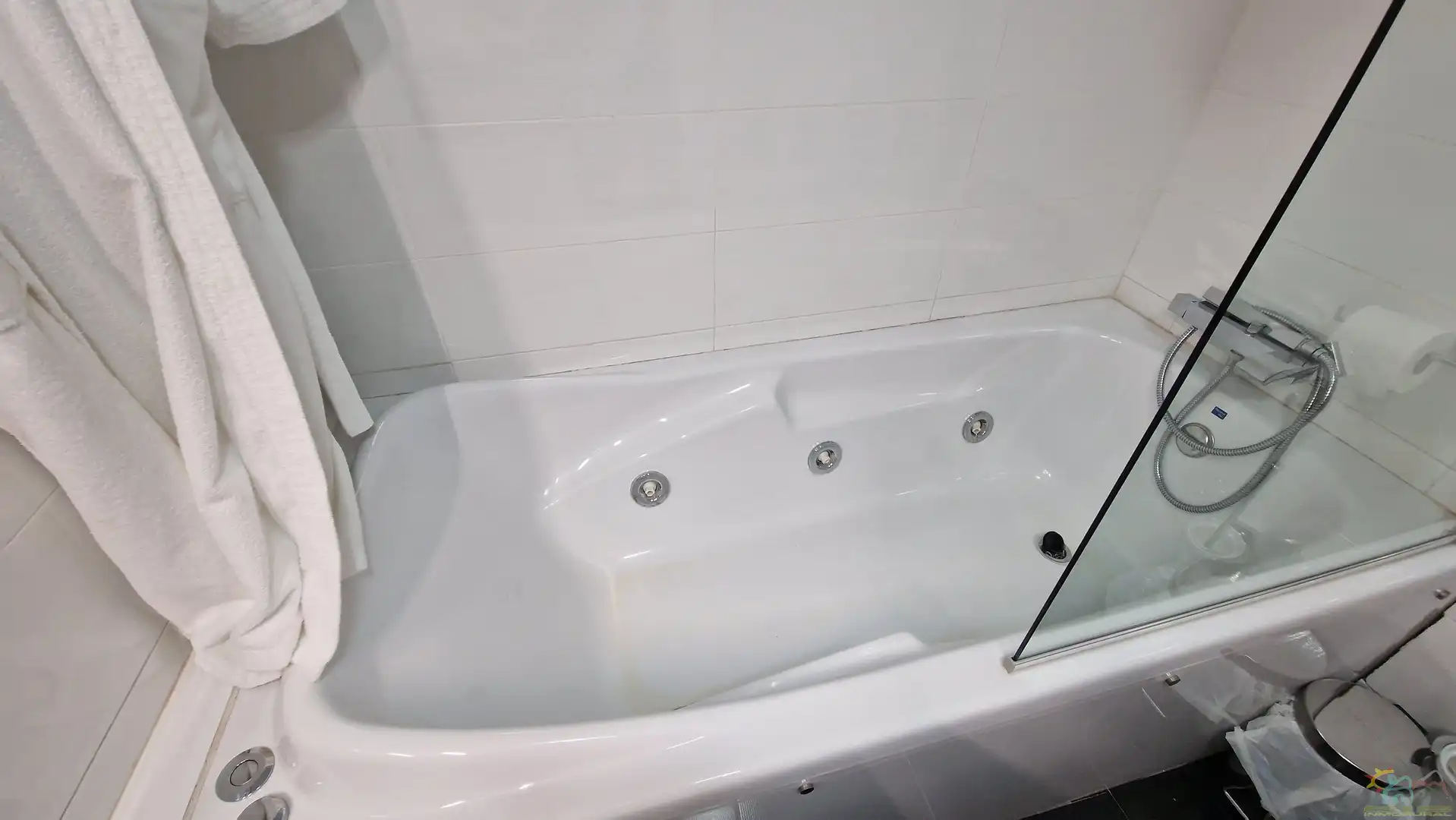 Badezimmer von Einfamilien-Reihenhaus zum Verkauf in Diezma mit Klimaanlage, Heizung und Privatgarten