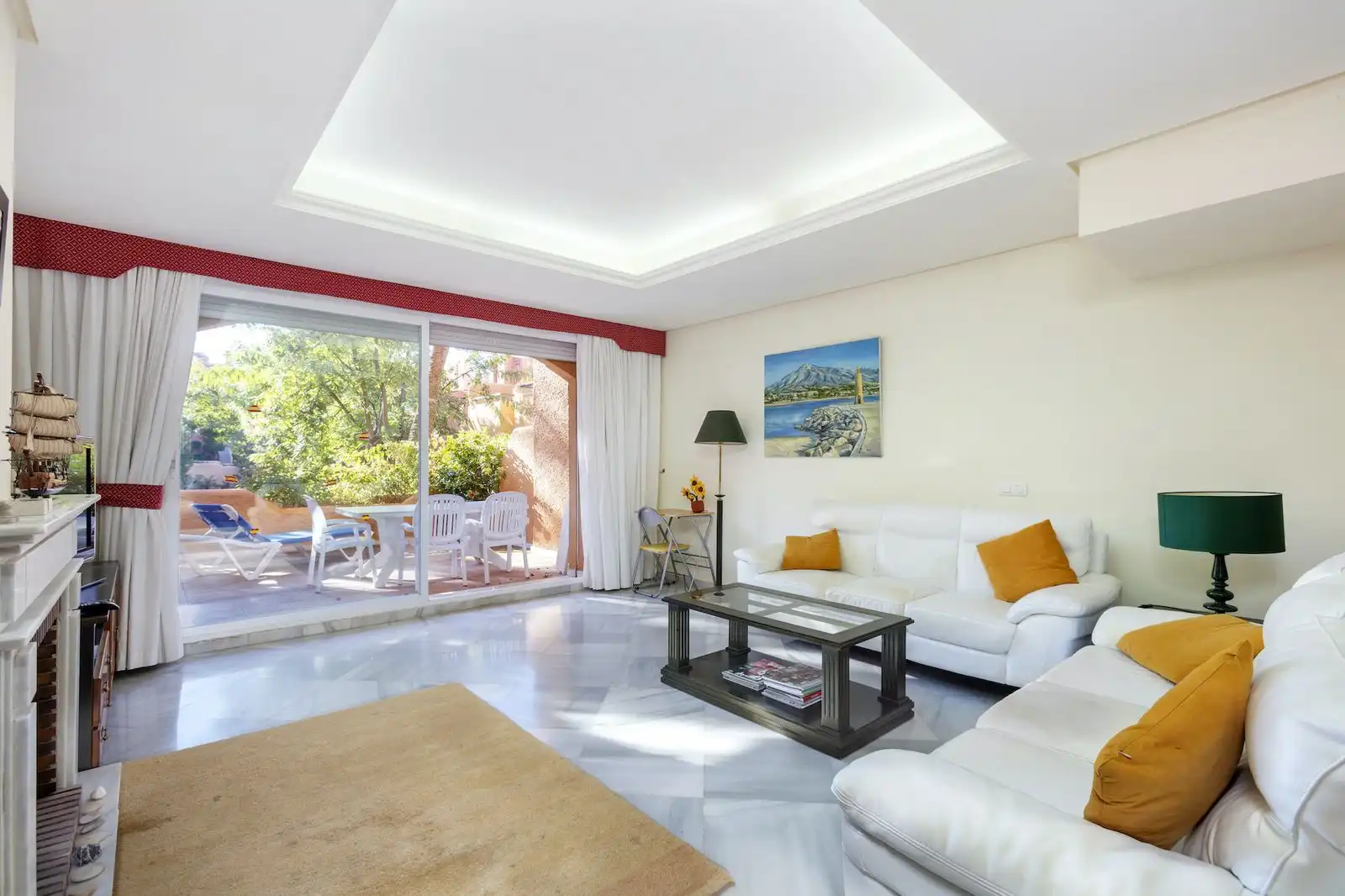 Sala d'estar de Casa adosada en venda en Marbella amb Terrassa, Traster i Moblat