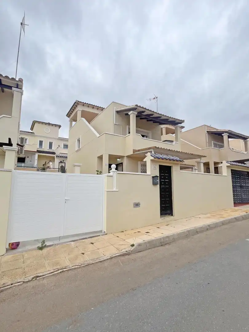 Vista exterior de Dúplex en venta en San Miguel de Salinas con Piscina, Amueblado y Piscina comunitaria