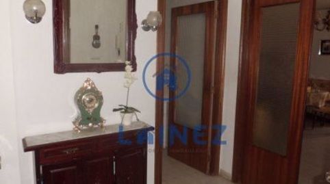 Piso de 75 m2 con un patio que tiene 2 naves con un total de 400 m2. El piso dispone de 2 dormitorios, salón comedor, baño, cocina, imatge 2