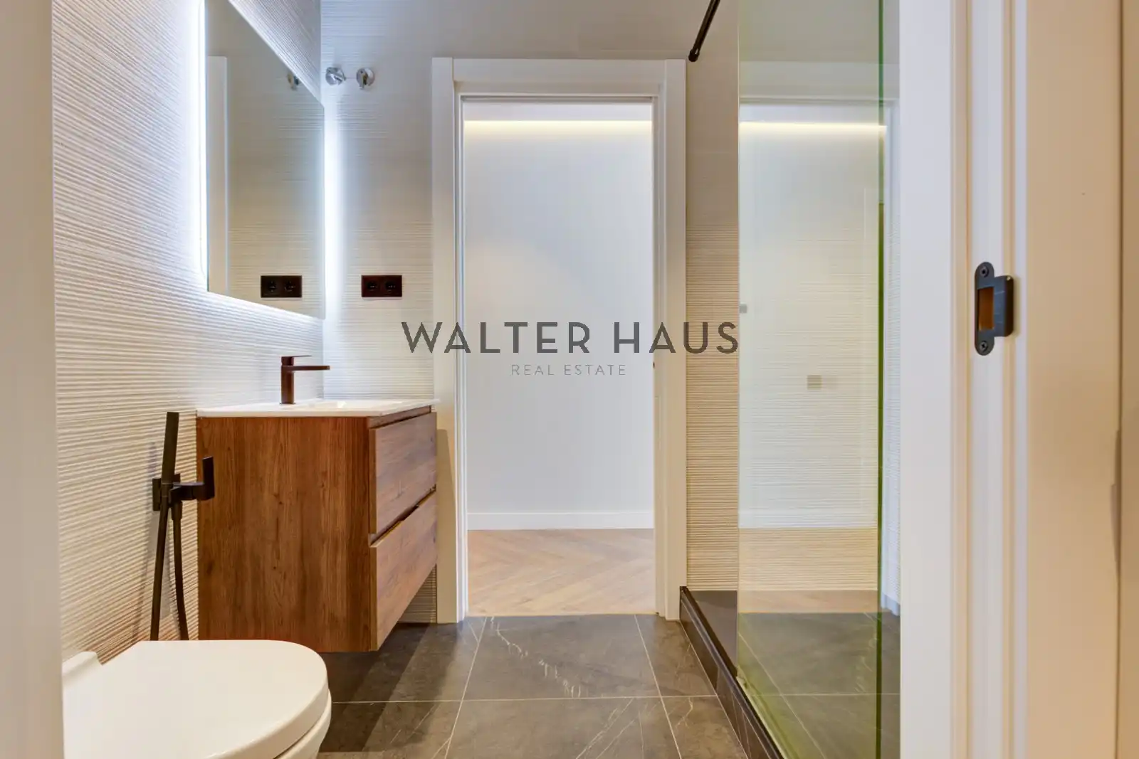 Flat for sale in Barcelona  with Air Conditioner, Heating and Oven