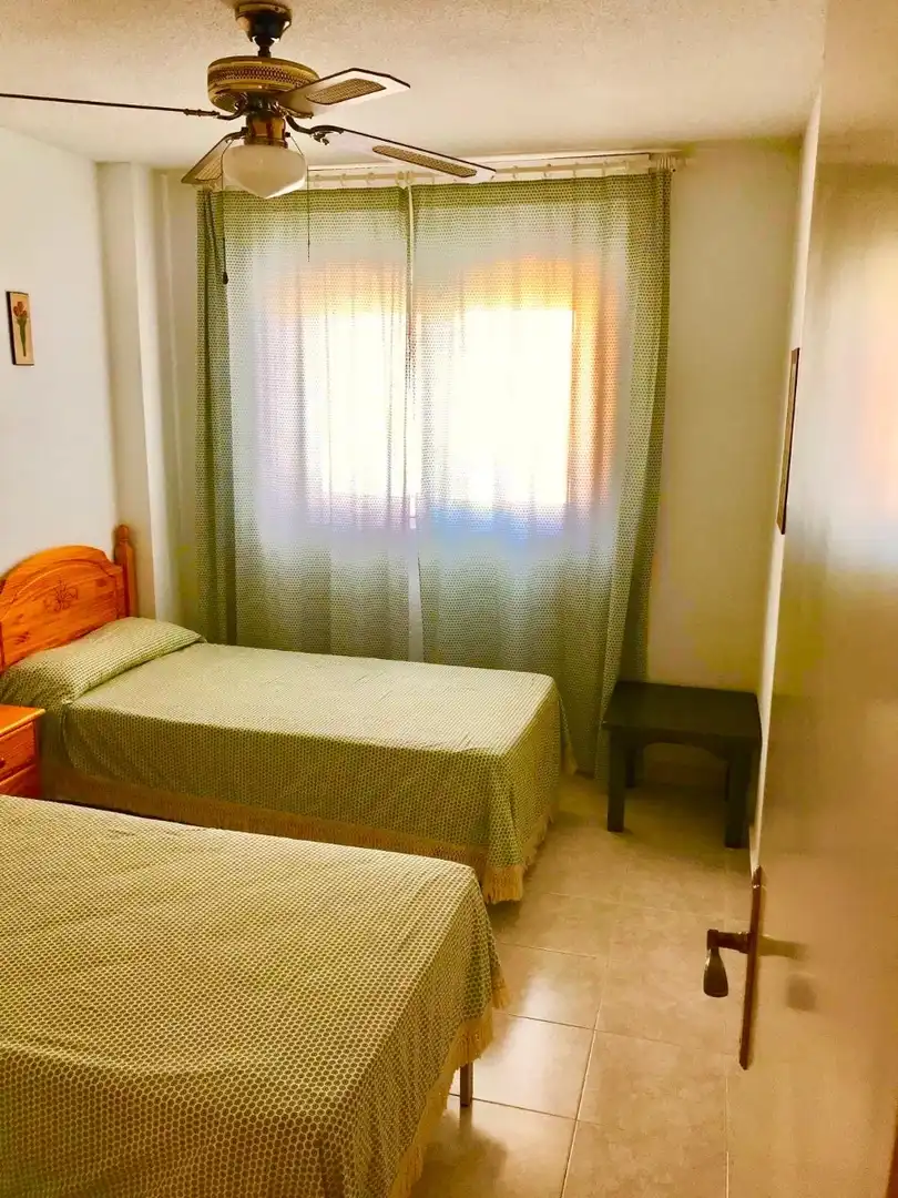 Dormitori de Dúplex de lloguer en La Manga del Mar Menor amb Terrassa, Piscina i Moblat