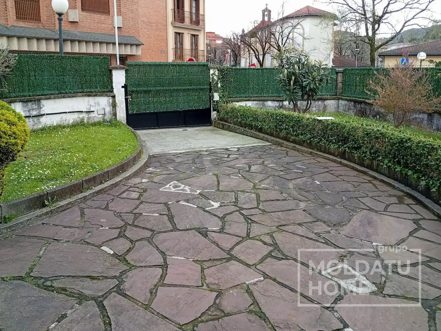 Aparcament de Casa o xalet en venda en Irun  amb Calefacció, Jardí privat i Traster