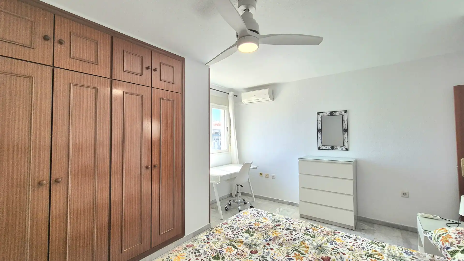 Habitación de Ático de alquiler en Marbella con Aire acondicionado, Terraza y Trastero