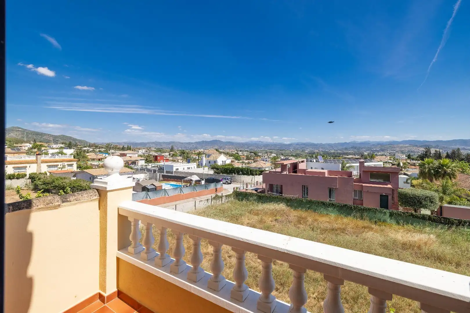 Vista exterior de Casa o xalet en venda en Alhaurín de la Torre amb Jardí privat, Terrassa i Piscina