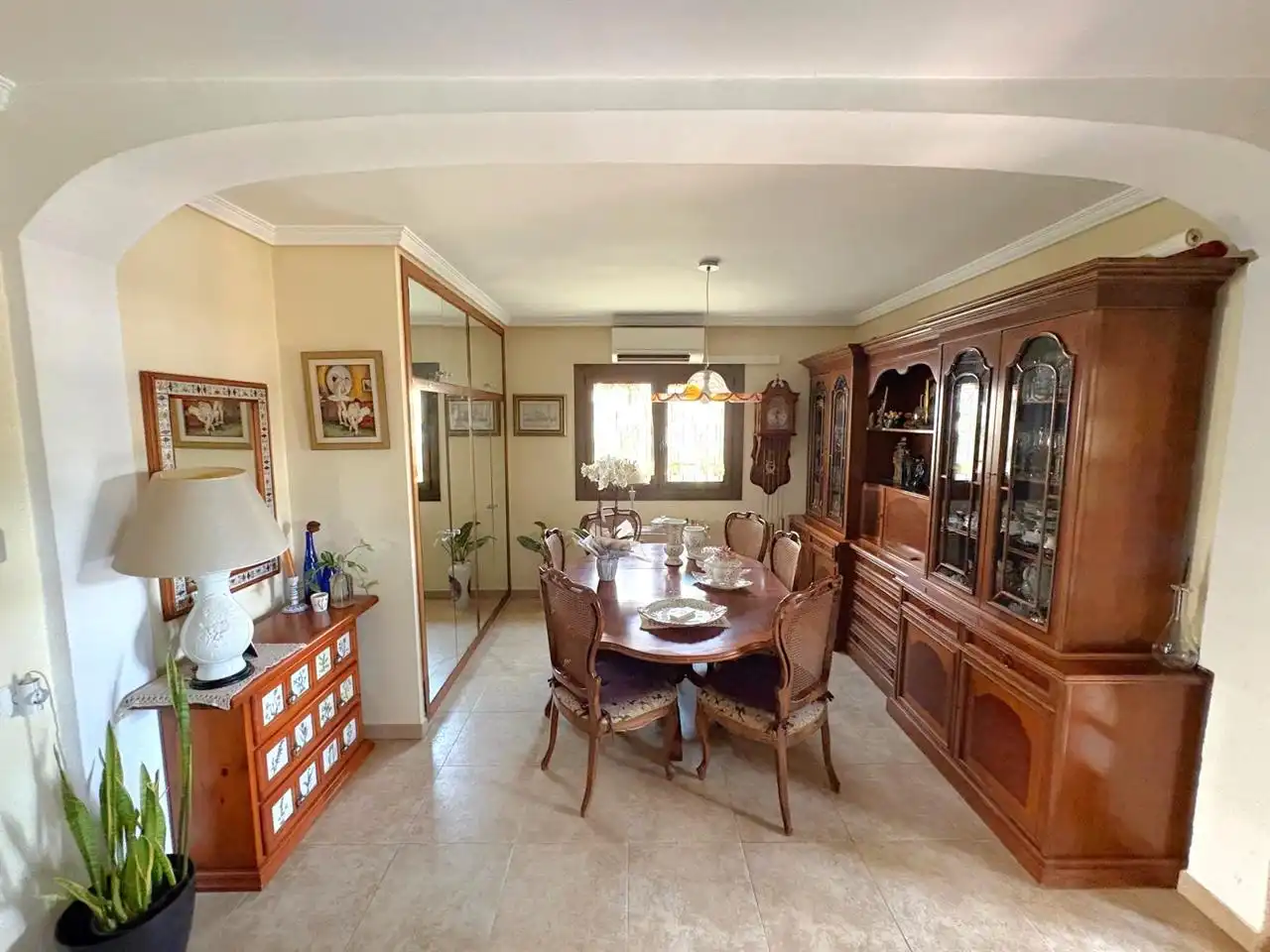 Menjador de Casa adosada en venda en Benicasim / Benicàssim amb Aire condicionat, Jardí privat i Terrassa