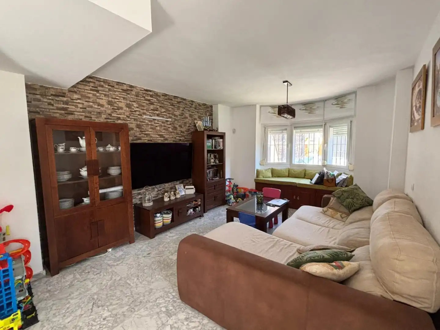 Sala de estar de Casa adosada en venta en Bormujos con Aire acondicionado, Terraza y Trastero
