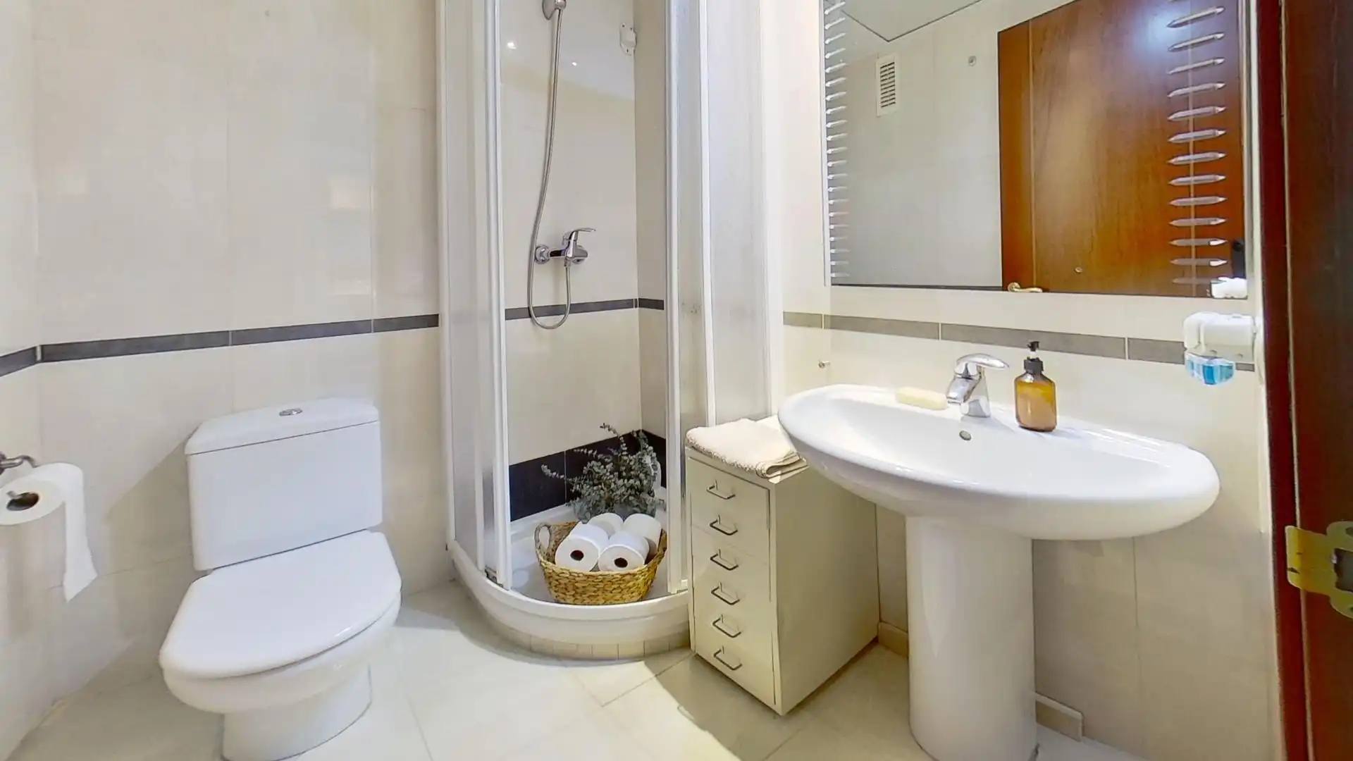 Badezimmer von Wohnung zum Verkauf in Valencia mit Klimaanlage, Privatgarten und Terrasse