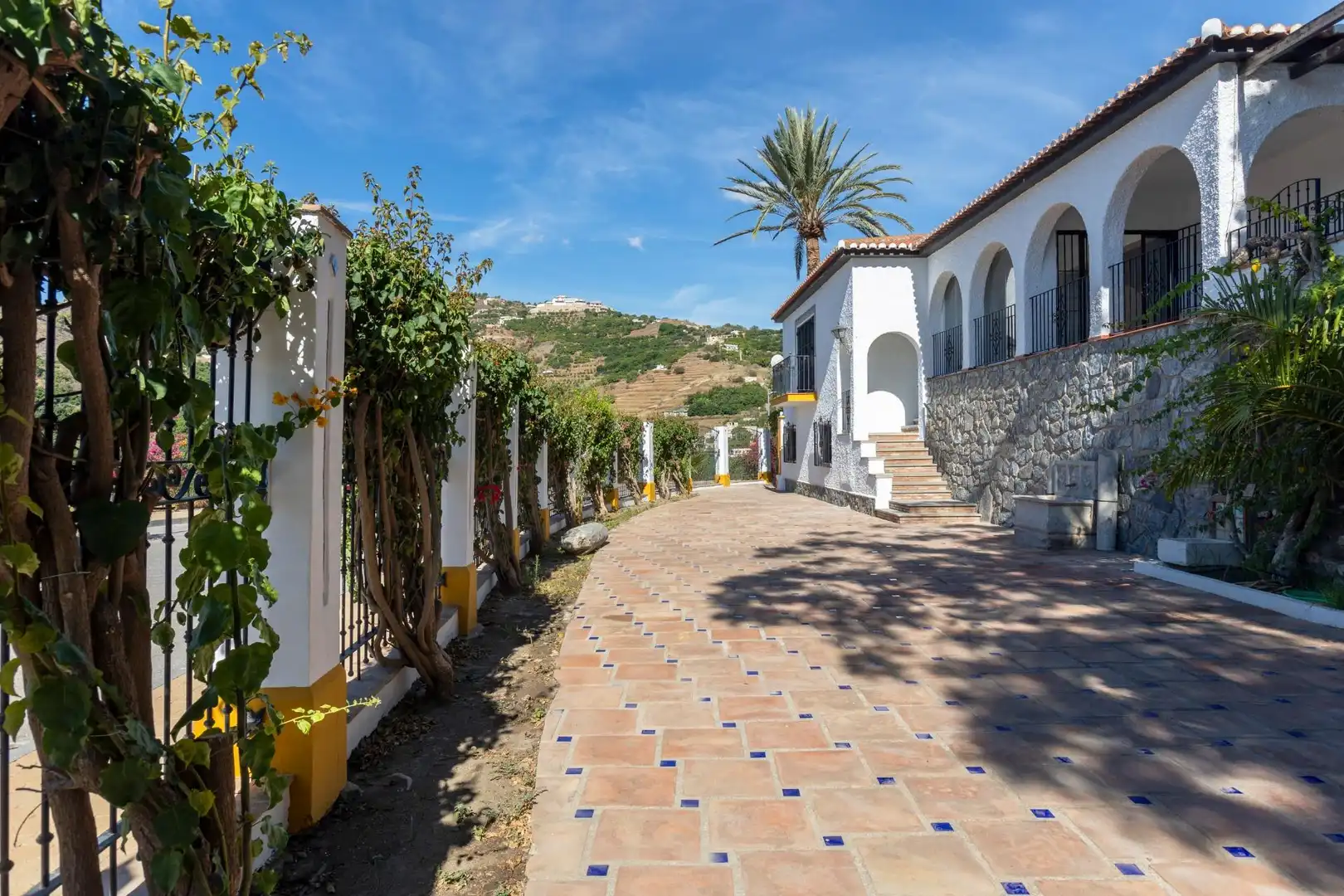 Vista exterior de Casa o xalet en venda en Almuñécar amb Calefacció, Jardí privat i Terrassa