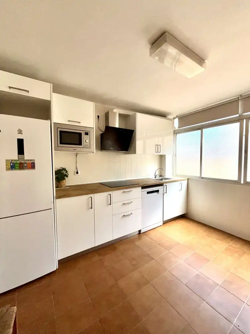 Cuina de Apartament per a compartir en Vélez-Málaga amb Aire condicionat, Terrassa i Moblat