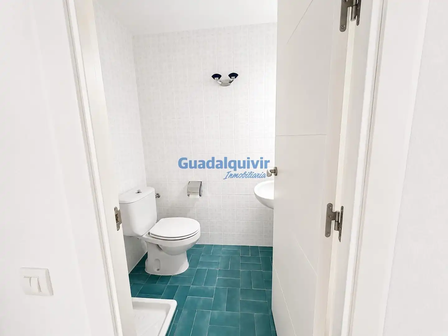 Bathroom of Flat for sale in Sevilla  with Air Conditioner, Terrace and Storage room